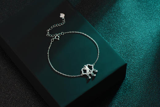 新款《相依》莫桑钻光辉与金银色交汇  感受双手相扣的浪漫  设计简约而不简单  体会其中双重韵味 商品图4