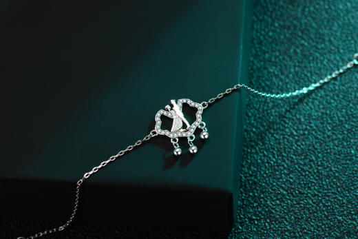 新款《相依》莫桑钻光辉与金银色交汇  感受双手相扣的浪漫  设计简约而不简单  体会其中双重韵味 商品图5