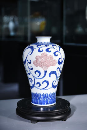 青花釉里红鸡冠梅瓶