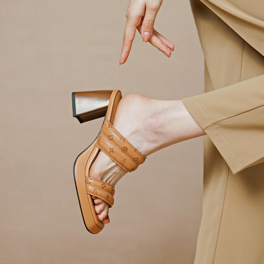 舒适百搭，质感超级好的头层羊皮压花条带个性凉鞋PS951A 商品图0