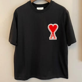 Ami 2021ssDe Coeur贴花短袖Ｔ恤-黑色配红绣花