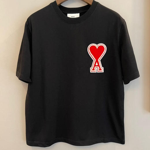 Ami 2021ssDe Coeur贴花短袖Ｔ恤-黑色配红绣花 商品图0