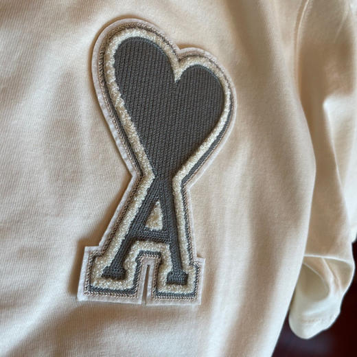 Ami 2021ssDe Coeur贴花短袖Ｔ恤-米白配灰绣花 商品图1