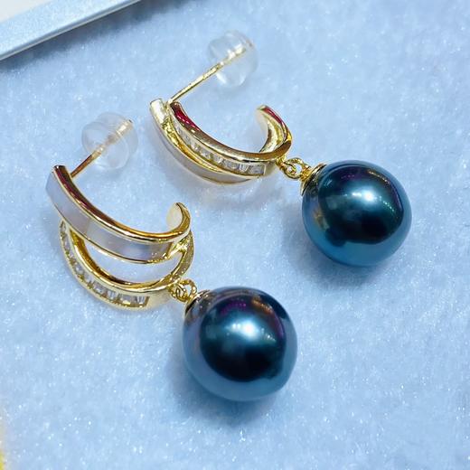 D402005 10-11mm天然色大溪地黑珍珠925纯银耳环  新款到货‼️大牌范儿～少有的水滴形状超级美😍强光，微瑕！表皮光滑细腻，珠光晕彩极美！这个品质的真的很难得 特价：700一对 不议退 商品图3