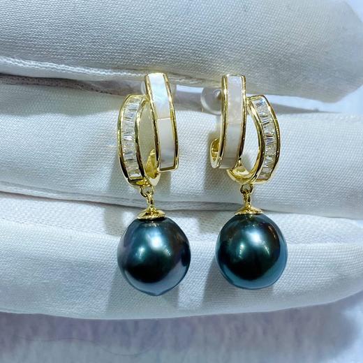 D402005 10-11mm天然色大溪地黑珍珠925纯银耳环  新款到货‼️大牌范儿～少有的水滴形状超级美😍强光，微瑕！表皮光滑细腻，珠光晕彩极美！这个品质的真的很难得 特价：700一对 不议退 商品图2