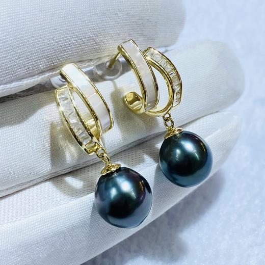D402005 10-11mm天然色大溪地黑珍珠925纯银耳环  新款到货‼️大牌范儿～少有的水滴形状超级美😍强光，微瑕！表皮光滑细腻，珠光晕彩极美！这个品质的真的很难得 特价：700一对 不议退 商品图1