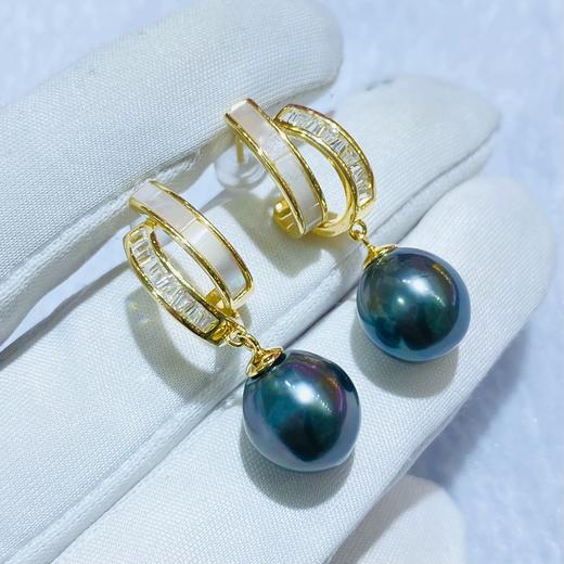 D402005 10-11mm天然色大溪地黑珍珠925纯银耳环  新款到货‼️大牌范儿～少有的水滴形状超级美😍强光，微瑕！表皮光滑细腻，珠光晕彩极美！这个品质的真的很难得 特价：700一对 不议退 商品图0