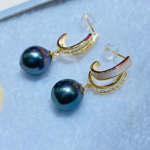 D402005 10-11mm天然色大溪地黑珍珠925纯银耳环  新款到货‼️大牌范儿～少有的水滴形状超级美😍强光，微瑕！表皮光滑细腻，珠光晕彩极美！这个品质的真的很难得 特价：700一对 不议退 商品图4