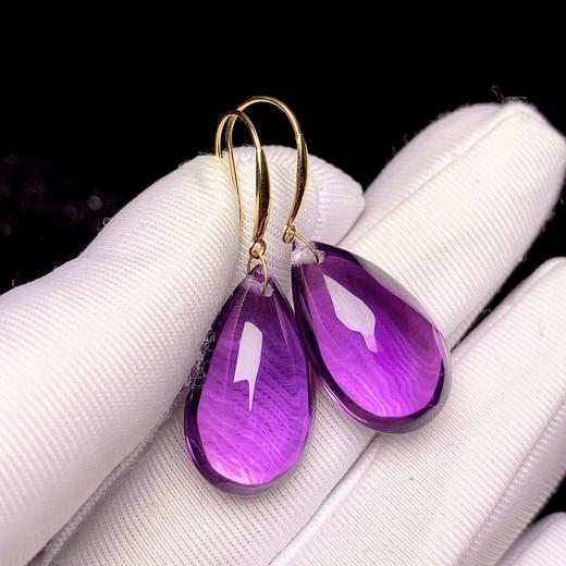 D477002 纯天然乌圭拉紫水晶水滴耳坠   通体18k金耳勾镶嵌 所谓“紫东气来”✨✨紫晶水会使个人的内心气质散出发吸引之缘 带贵来气～佩戴常贵遇人  裸石规格:21/13/9mm 特价：728 商品图3