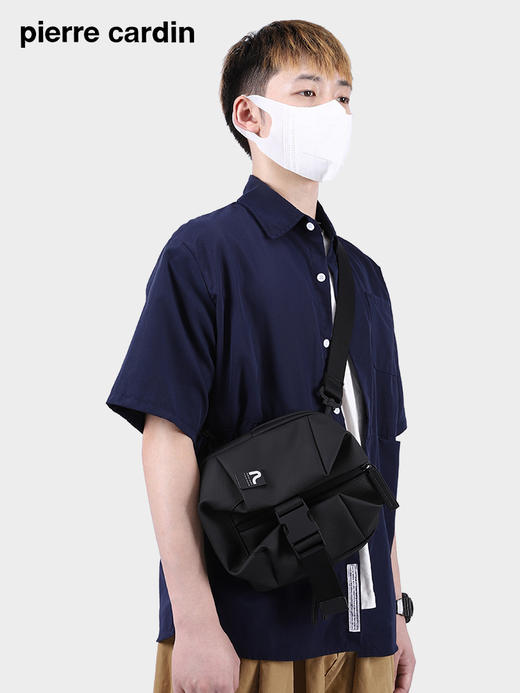 皮尔卡丹functionalist系列 男士机能风时髦日字斜挎包 商品图5