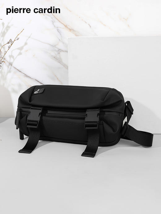 皮尔卡丹functionalist系列 前卫设计男士大容量斜跨包 商品图0