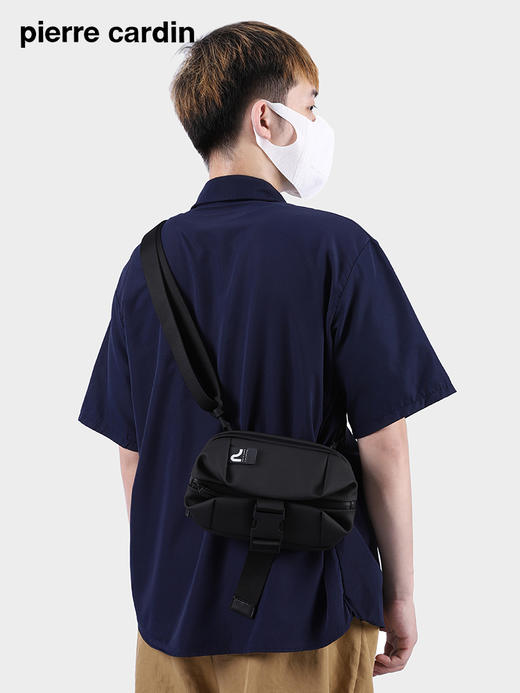 皮尔卡丹functionalist系列 潮酷风男士斜挎包轻盈大容量 商品图2