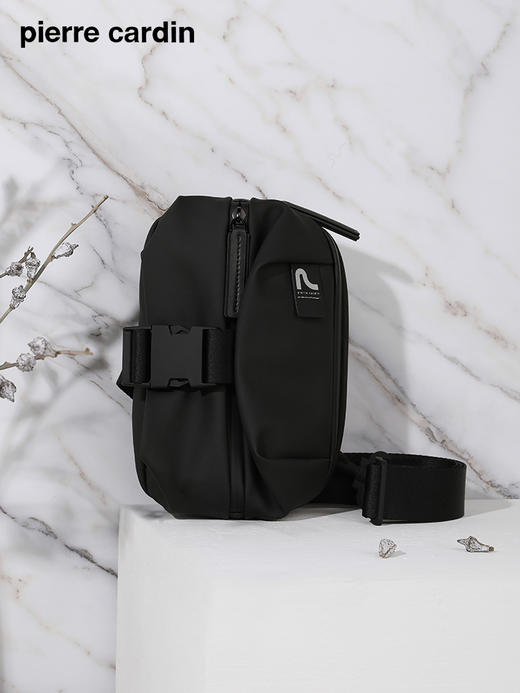 皮尔卡丹functionalist系列 潮酷风男士斜挎包轻盈大容量 商品图0