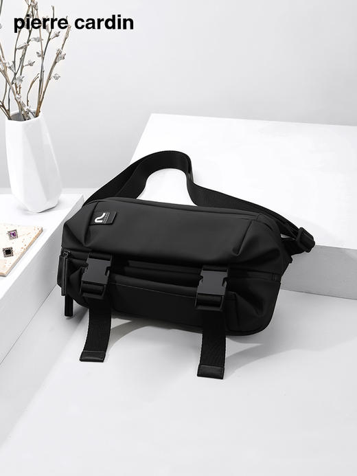 皮尔卡丹functionalist系列 前卫设计男士大容量斜跨包 商品图1
