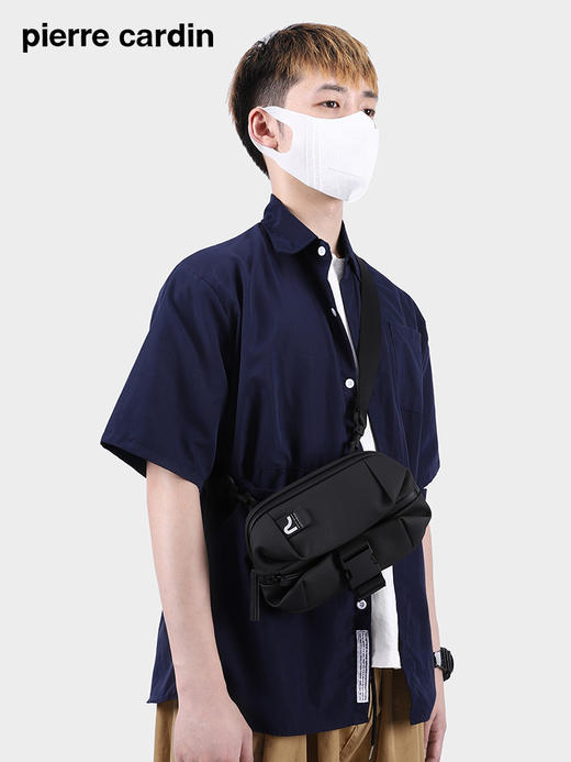 皮尔卡丹functionalist系列 潮酷风男士斜挎包轻盈大容量 商品图1