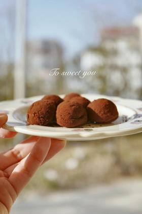 TSU黑珍珠生巧年糕！买一送一得2盒！日式珍珠生巧年糕来！你无法想象的奇妙口感！比利时纯可可脂+法国淡奶油制作，手工制作用料新鲜不会甜腻入口即化