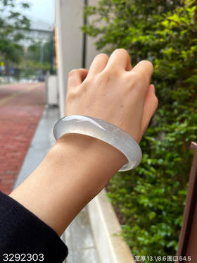 3292303，玻璃手镯，圈口54.5。具体价格微信咨询