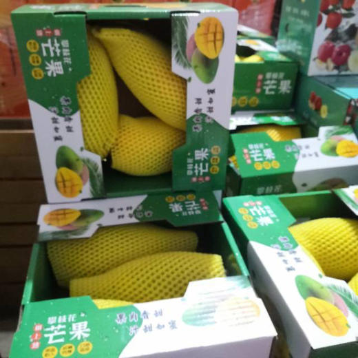 周五送，青芒，个头大！这个芒果完全不塞牙，纤维极少，不喜欢特别甜芒果的可以团这个，香味不是小台芒那种浓香，相比下是清香的果肉口感很棒，汁多肉厚，是芒果控的梦中情芒！4-5斤/箱，2-3个 商品图4