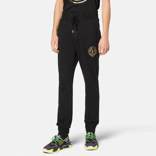 VERSACE JEANS COUTURE 范思哲 男士棉质字母徽标印花休闲运动裤 黑色 73GAAT06 CF00T G89 商品图1