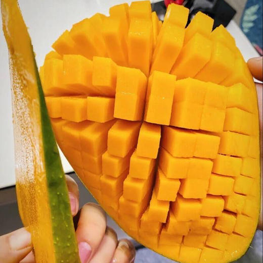 周五送，青芒，个头大！这个芒果完全不塞牙，纤维极少，不喜欢特别甜芒果的可以团这个，香味不是小台芒那种浓香，相比下是清香的果肉口感很棒，汁多肉厚，是芒果控的梦中情芒！4-5斤/箱，2-3个 商品图1