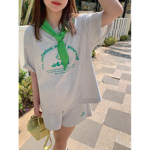 往期爆款~~ 微胖mm刺绣小J叠搭三角披肩女夏季时髦层次感小围脖 商品图3