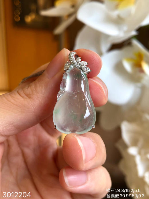 3012204，玻璃飘翠福瓜吊坠。具体价格微信咨询 商品图0
