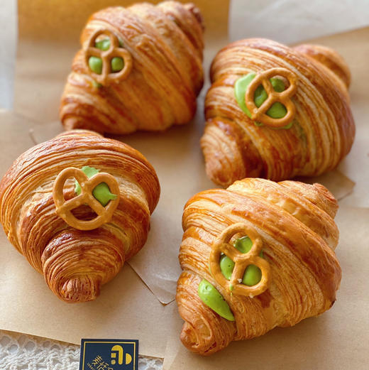 黄金开心果牛角（约13点半出炉）开心果奶油爆浆儿 商品图0