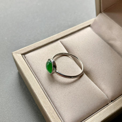 高冰种阳绿翡翠蛋面戒指18k白金镶嵌 商品图6