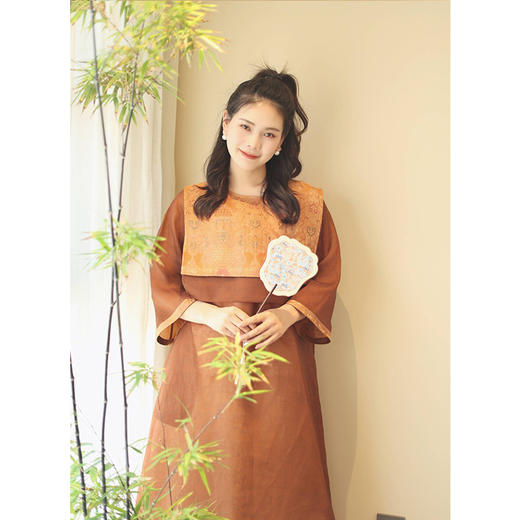 【2026东衣作】发布会套装（马甲23704126檀褐+连衣裙 23707125朱石栗）微脏 商品图2