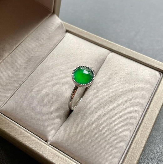 高冰种阳绿翡翠蛋面戒指18k白金镶嵌 商品图2
