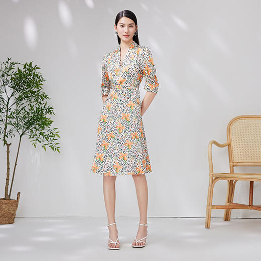 EITIE爱特爱夏款新品100%桑蚕丝优雅V领显瘦高腰舒适五分袖连衣裙7007745 商品图2