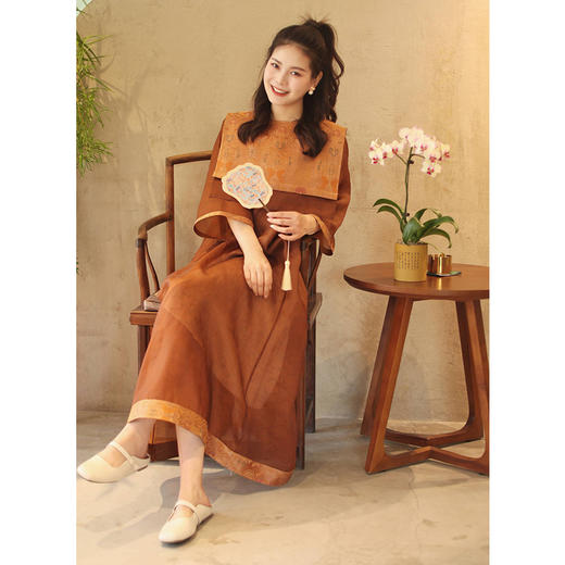 【2026东衣作】发布会套装（马甲23704126檀褐+连衣裙 23707125朱石栗）微脏 商品图0