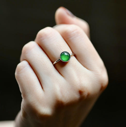 高冰种阳绿翡翠蛋面戒指18k白金镶嵌 商品图9