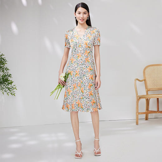 EITIE爱特爱夏款新品100%桑蚕丝优雅V领显瘦高腰舒适连衣裙7007746 商品图3