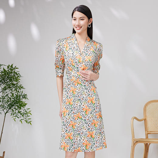 EITIE爱特爱夏款新品100%桑蚕丝优雅V领显瘦高腰舒适五分袖连衣裙7007745 商品图1