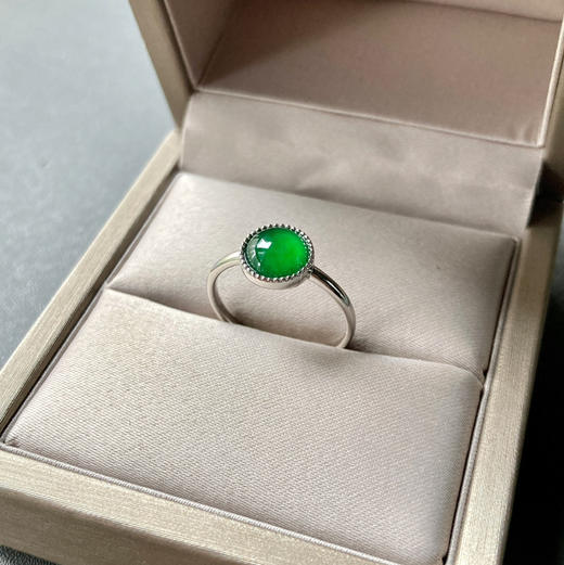 高冰种阳绿翡翠蛋面戒指18k白金镶嵌 商品图5