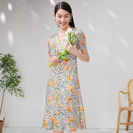 EITIE爱特爱夏款新品100%桑蚕丝优雅V领显瘦高腰舒适连衣裙7007746 商品图1