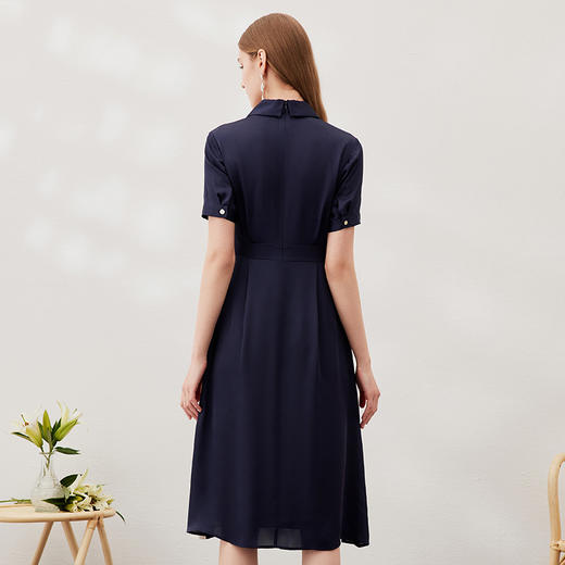 EITIE爱特爱夏季新款优雅气质V领洋气显瘦束腰连衣裙女7007726 商品图4