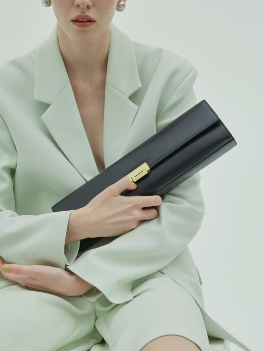 AKIIKA | Baguette [ 法棍手拿包 白/黑/红/奶茶] 商品图10