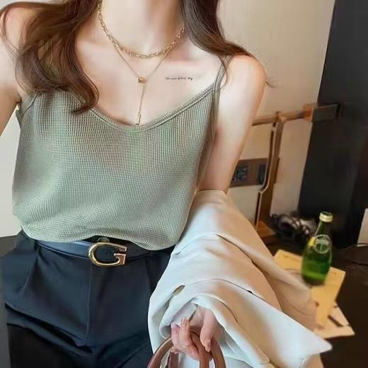 买1送1【双版型 纯色别致吊带宽松背心！】性感时尚吊带女 夏穿超舒适 可外穿 辣妹纯色上衣 打底华夫格宽松 显瘦无袖舒适百搭打底衫t恤 商品图3