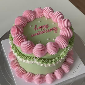 粉绿（裱花部分较为甜腻，建议刮掉不吃）