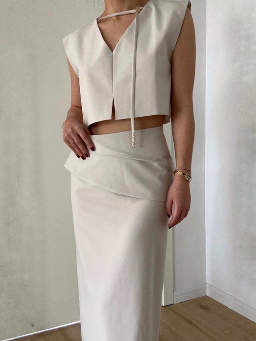 Viktoria Chan | SS23037 Tine V neck top [ 短背心 浅卡其 / 黑 ] 商品图1