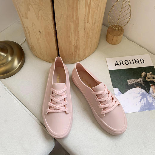 【雨季必备，下雨天伴侣！】网红新款韩国女士套鞋凉鞋 百搭雨鞋短筒时尚款雨靴 防滑防雨神器PVC材质塑胶 成人水靴防水鞋女外穿胶鞋夏天运动 商品图4