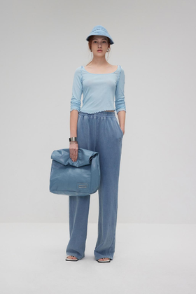 木耳边长袖异形领打底衫