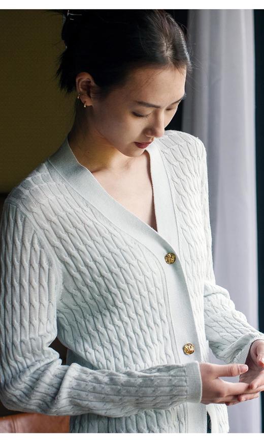 2楼名邦白色/浅蓝肌理纹针织开衫 商品图3