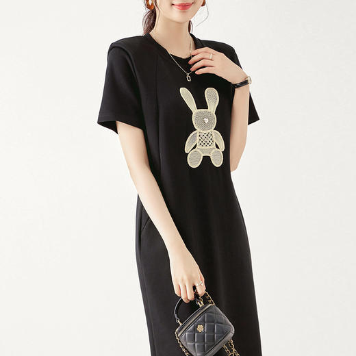 休闲宽松，显瘦圆领胸前链条兔子印花减龄短袖中长款连衣裙WLZD-2305207 商品图3