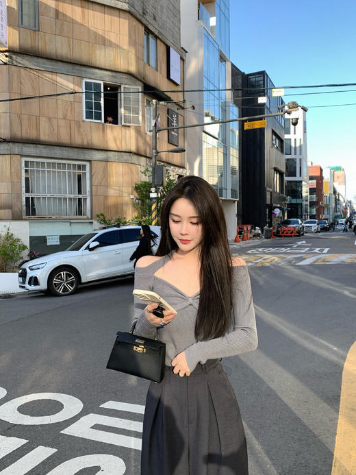 Read Nameless/灰色小细节露肩毛衣 商品图0