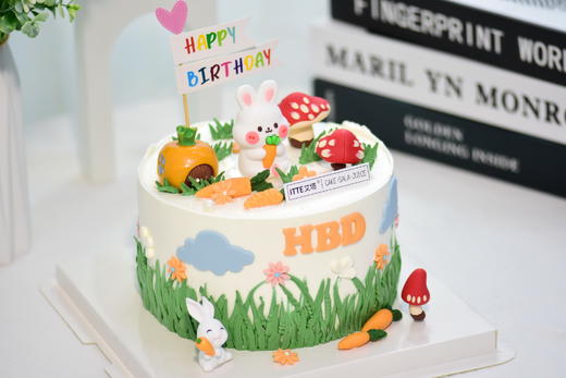 【快乐小兔】动物奶油、新鲜水果布丁夹心、原味蛋糕胚！小兔子的眼睛仿佛清晨的露珠，清澈而透明，小兔子竖起来的耳朵轻轻摇曳，仿佛在倾听大自然的呼吸~ 商品图2