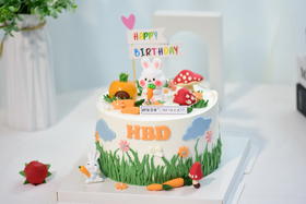 【快乐小兔】动物奶油、新鲜水果布丁夹心、原味蛋糕胚！小兔子的眼睛仿佛清晨的露珠，清澈而透明，小兔子竖起来的耳朵轻轻摇曳，仿佛在倾听大自然的呼吸~