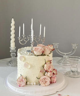 烛台花朵蛋糕（如没有购买到图片花,换粉玫瑰花）